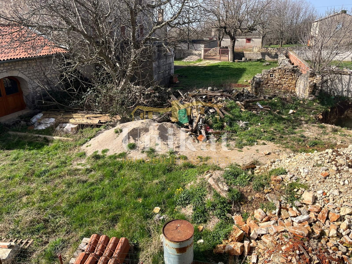 Casa in pietra vicino a Višnjan da completare